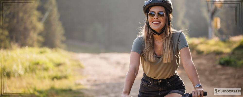nainen pyöräilee