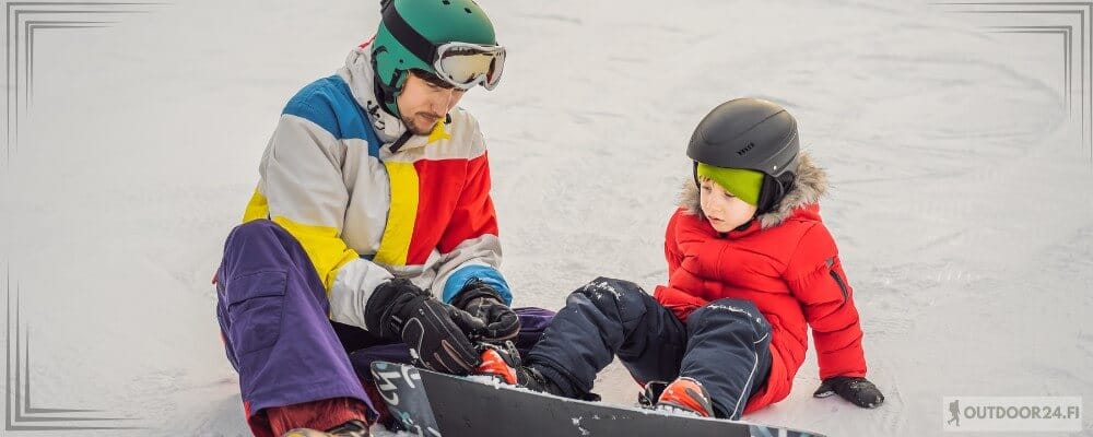 lapsi lumilaudalla vanhemman kanssa