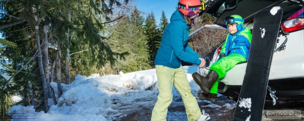 lapselle laitetaan lumilautakenkiä