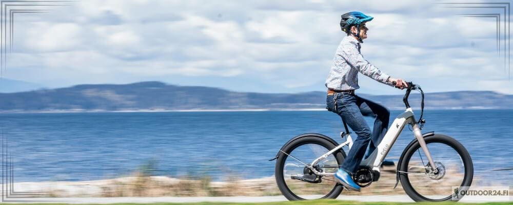 pyöräilijä meren rannalla