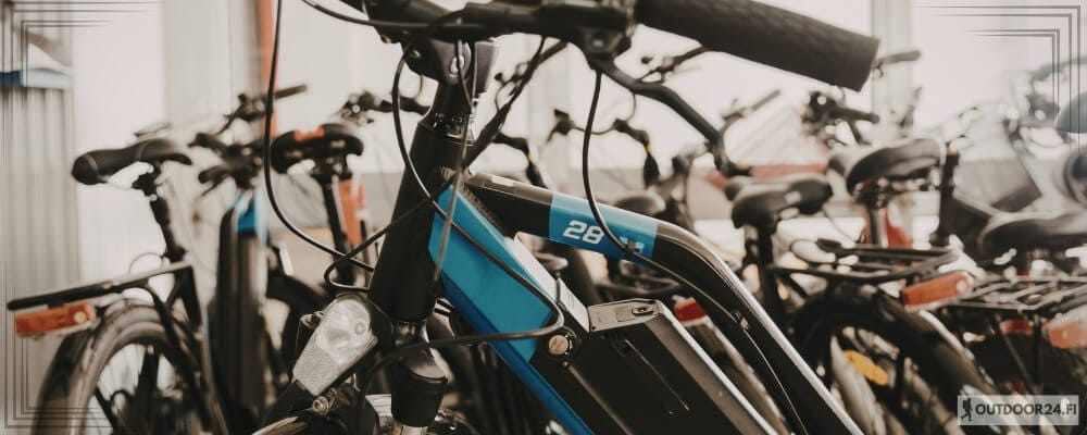 sähköpyörät ulkona